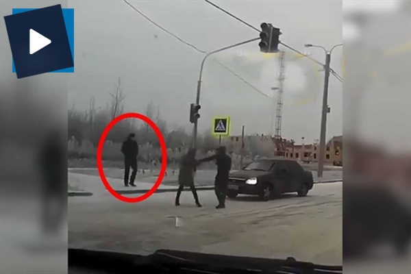 Trafikte kadını tartaklayan adamın hakkından gelen Rus