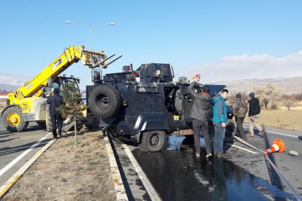Zırhlı polis aracı devrildi: 2 kişi yaralandı