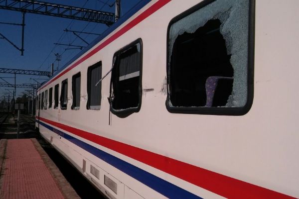 Tren hemzemin geçitte tıra çarptı: 13 kişi yaralandı
