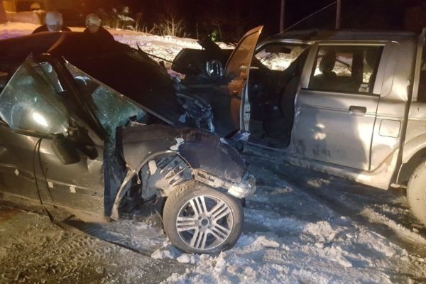 Kamyonet ile otomobil çarpıştı