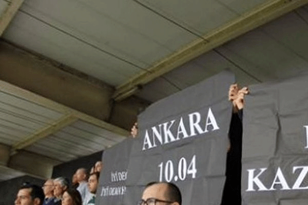 Süper Lig maçında pankart gözaltısı