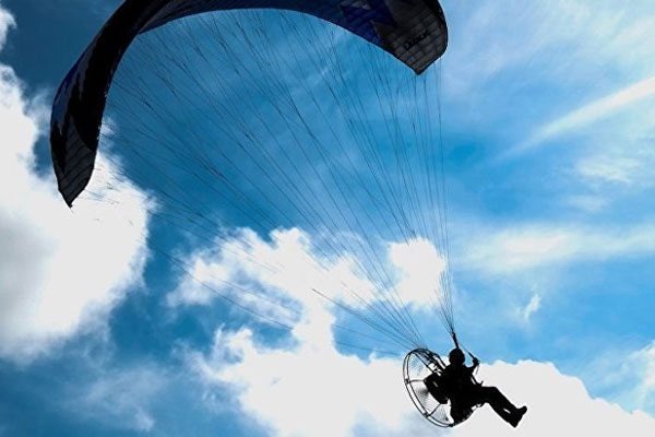 Filistinli genç paraşütle Suriye'ye geçti