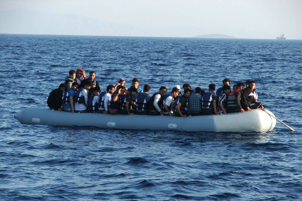 Sığınmacı botu battı: 1 ölü