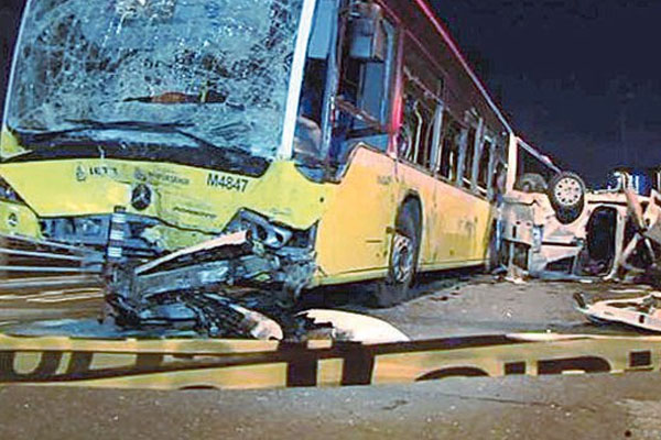 Araç metrobüs yoluna girdi: 5 ölü
