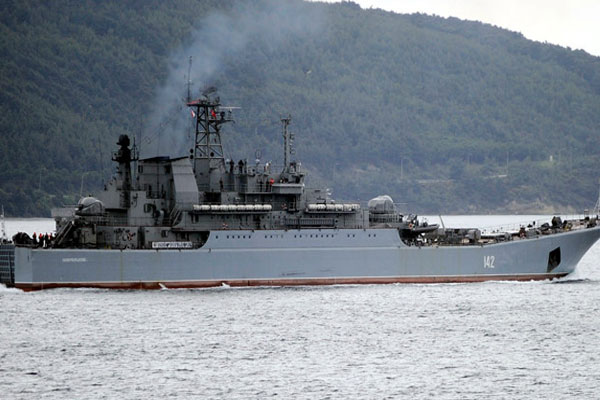 Rus savaş gemisi boğazdan geçti