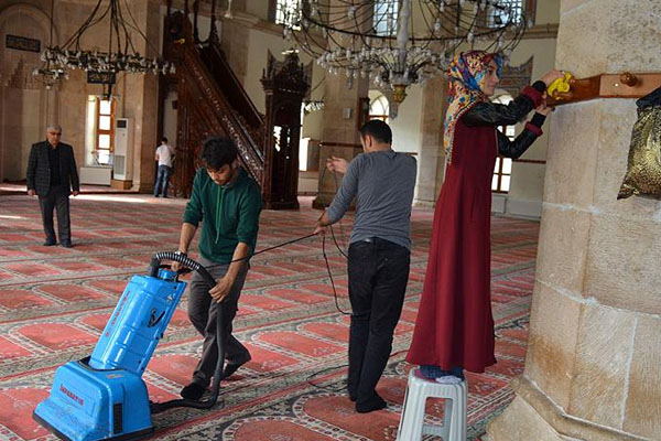 Öğrencileri tarihi camiyi temizledi