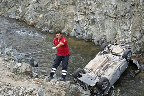 Otomobil dereye uçtu: 4 ölü