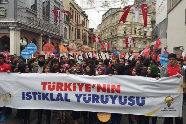 AK Partili gençler İstiklal'de yürüdü