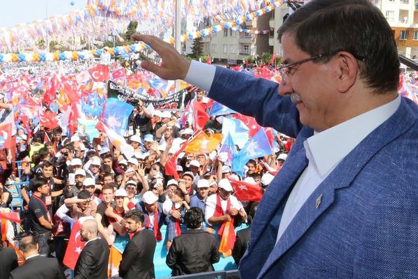 Davutoğlu'na Kürtçe tezahürat