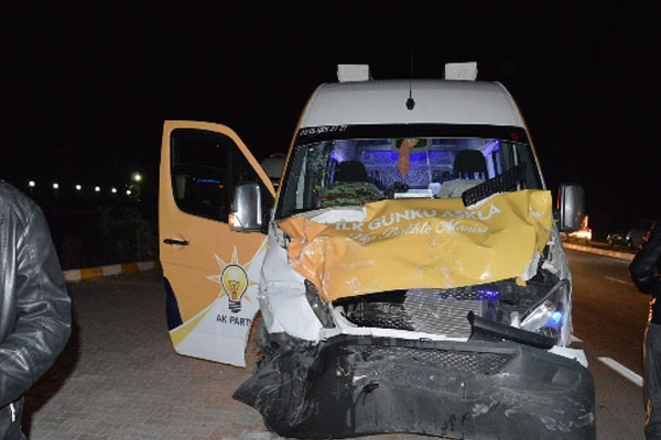 AK Parti minibüsü kaza yaptı