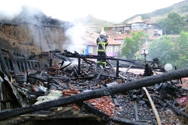 Halının altındaki 10 bin lira da kül oldu