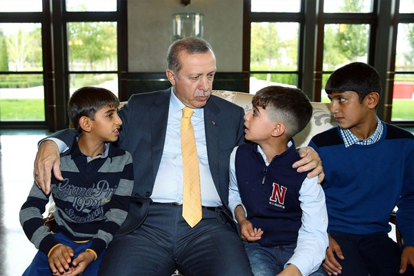 Bayrağı öpen çocuklara PKK tehditi