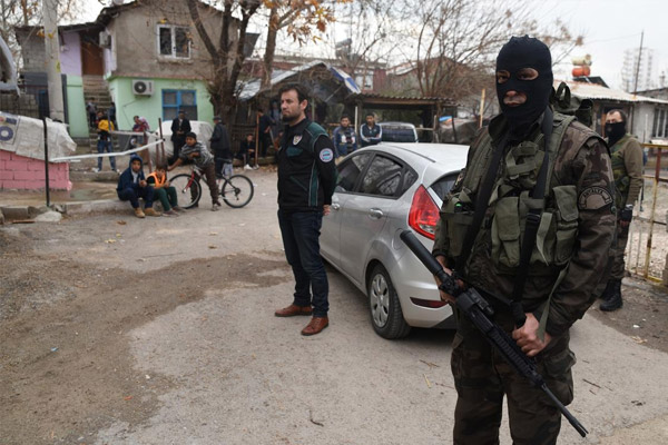 Polis aracına bomba attılar