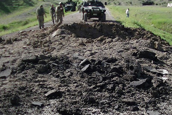 Yola döşenen patlayıcı infilak etti