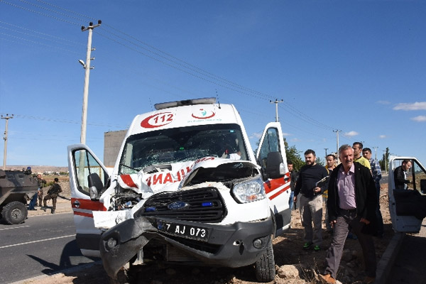 Ambulans ile polis aracı çarpıştı