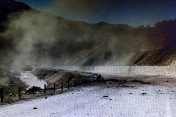 Yola döşenen patlayıcılar imha edildi