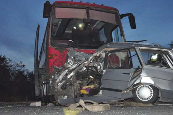 Otomobil otobüsün altında kaldı