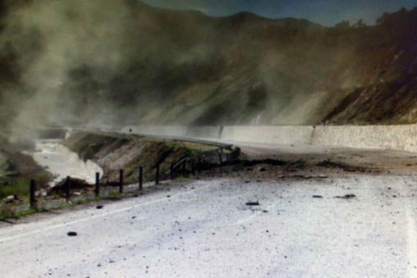 Yola döşenen patlayıcılar imha edildi