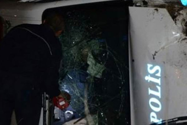 Polis aracı takla attı: 2 yaralı