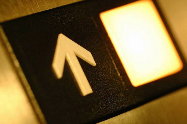 Asansör zemine çakıldı