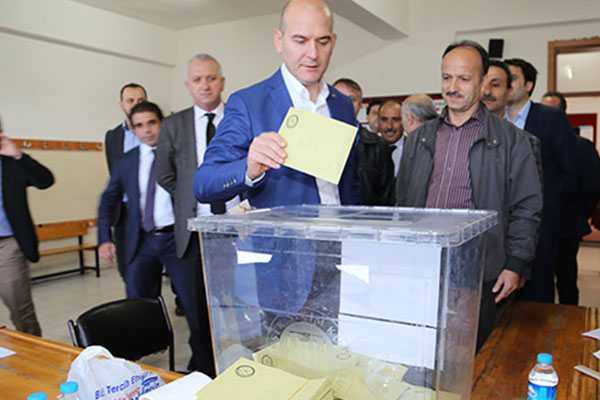 Siyasiler oy kullanmaya başladı