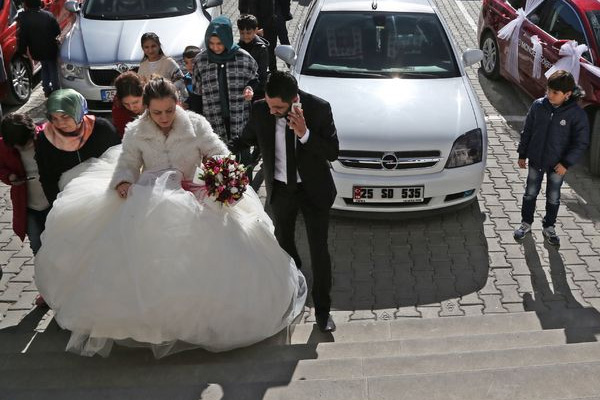 Gelinle damat oy kullanıp düğüne geçtiler