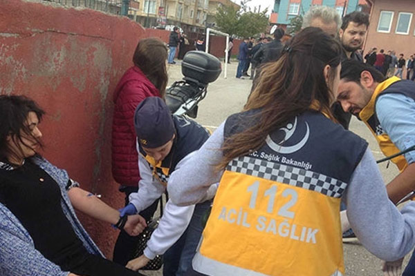 Müşahit oy zarfını yırttı