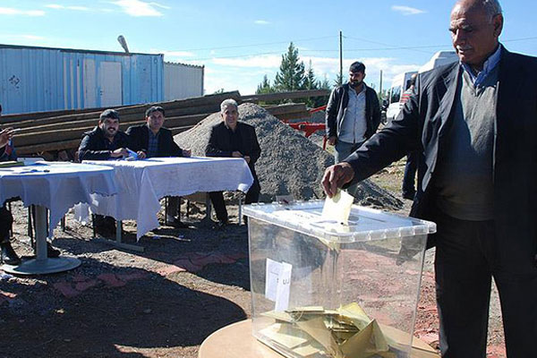 Açık alanda oy kullandılar