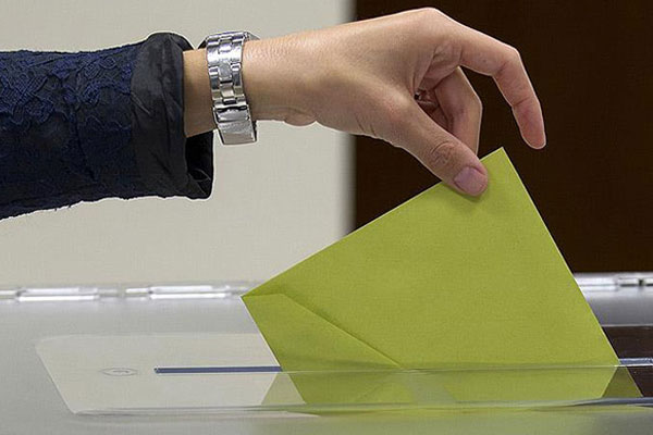 Oy kullanırken kalp krizi geçirdi