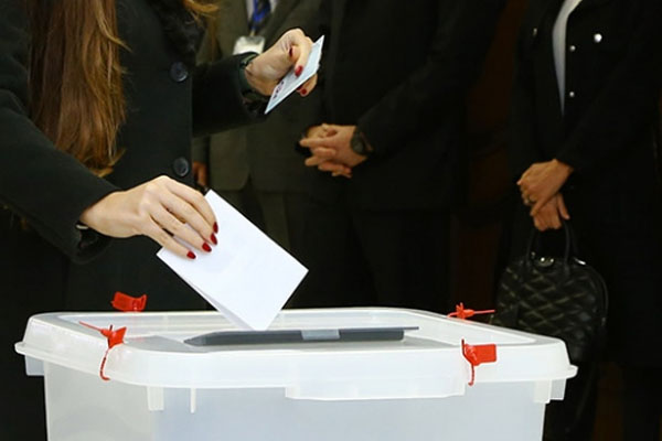 Azerbaycan'daki seçime katılım oranı 55,7