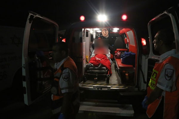 Filistinli gence arabayla çarptılar