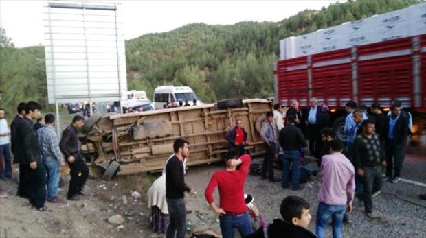 Yolçu minibüsü devrildi