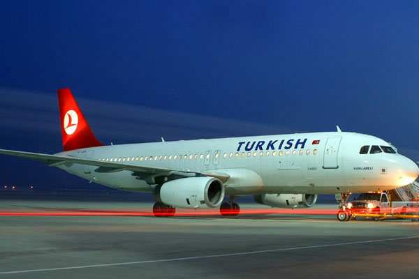 Taraftar coşkusu uçağı indirtti