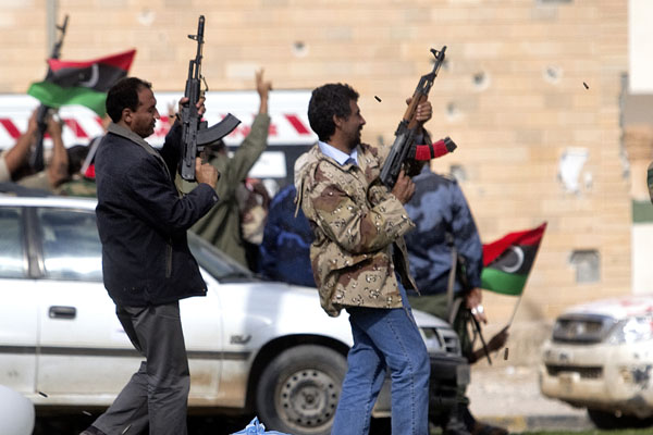 Bakanı silahlı kişiler alıkoydu