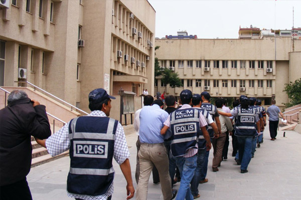 İzmir merkezli 'paralel yapı' operasyonu