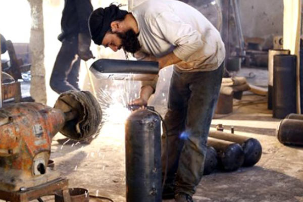 Suriyeli muhalifler silahlarını üretiyor