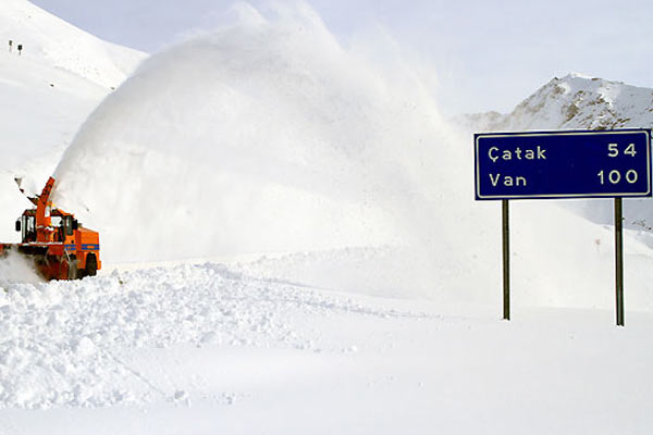Van'da kar yağışı yolları kapattı