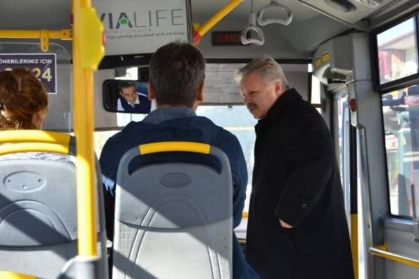 Vali tebdili kıyafetle otobüse bindi