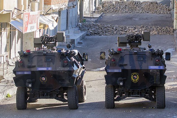 Silvan'da komiser yardımcısı yaralandı