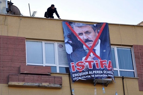 Alperenler istifaya çağırdı