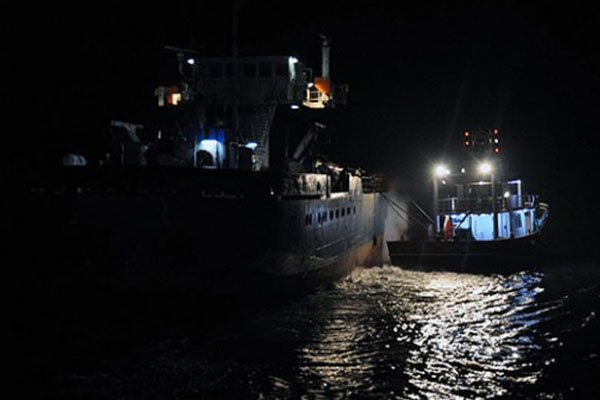 Yük gemisi karaya oturdu