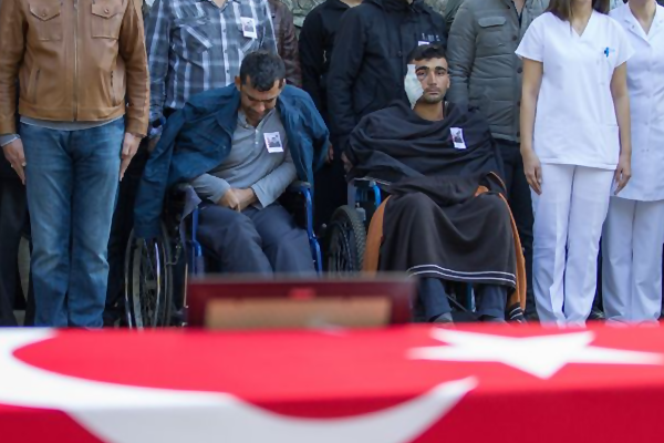 Cenazeye yaralı askerler de katıldı