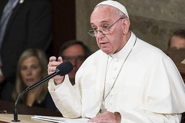 'Paraya bağlanan rahipleri görmek üzücü'