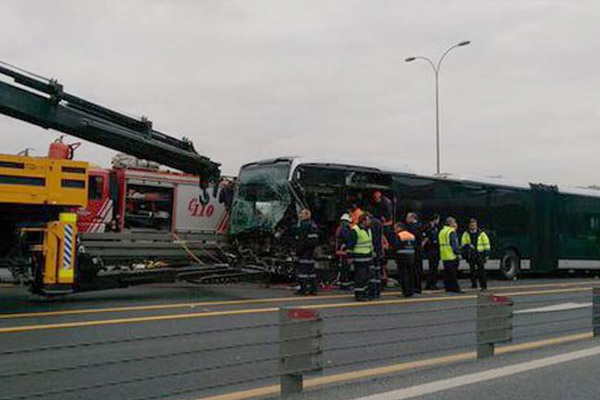 Metrobüs yolunda kaza