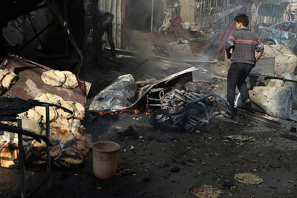 Esed Duma'da sivilleri vurdu: 10 ölü