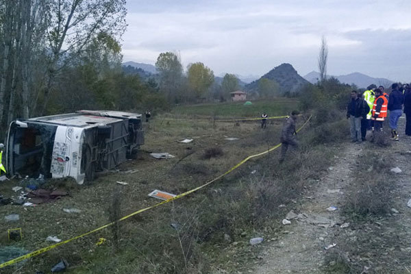 Yolcu otobüsü devrildi: 1 ölü 41 yaralı