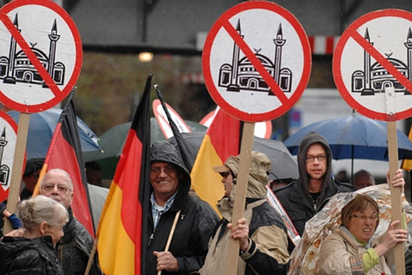 PEGİDA: Türkiye'ye gitmeyin