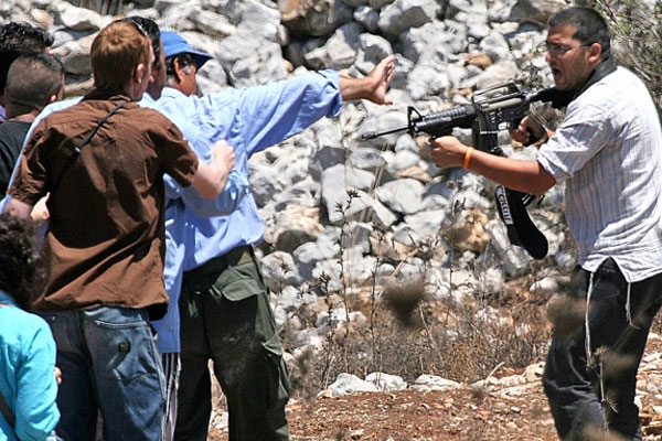 İsrailli yerleşimciler Filistinlilere ateş açtı