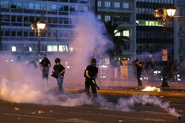 Fransa'da sığınmacılara molotoflu saldırı