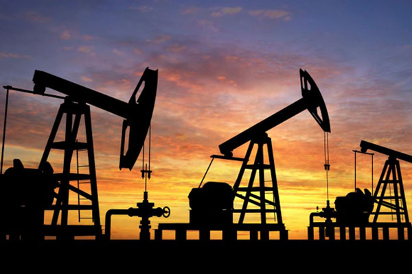 Fitch petrol fiyat tahminlerini düşürdü